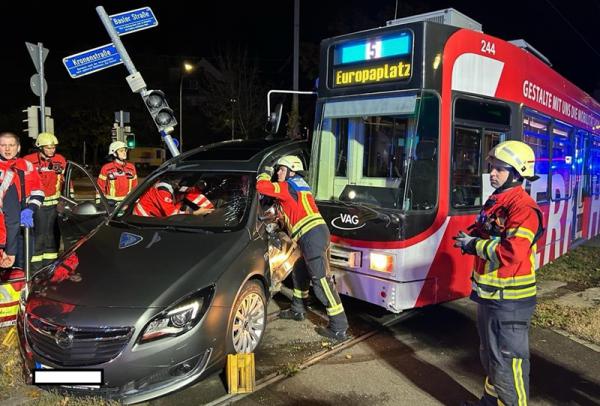 Freiburg Unfall zwischen Straßenbahn und Personenkraftwagen in