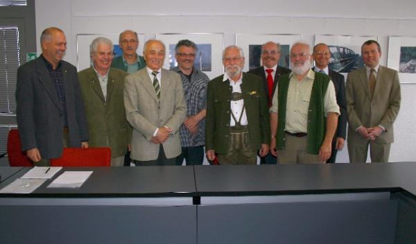 Verabschiedungen und Wechsel: Aus der Jägerprüfungskommission wurden verabschiedet (von links) Gerhard Lochmann, Klaus Storz, Wilhelm Fehrenbach, Karl Tränkle, Kreisjägermeister Frank Waibel und Hans Heinrich Vögele sowie Dr. Hanspeter Hoernstein (3. v. rechts) Als Beisitzer der Gemeinden rückt für Clemens Bieniger (4. v. rechts) jetzt Joachim Ruth (2. v. rechts) nach. Ganz rechts Landratsamts-Dezernent Andreas Uebler. 

Foto: Landratsamt Emmendingen – Ulrich Spitzmüller
