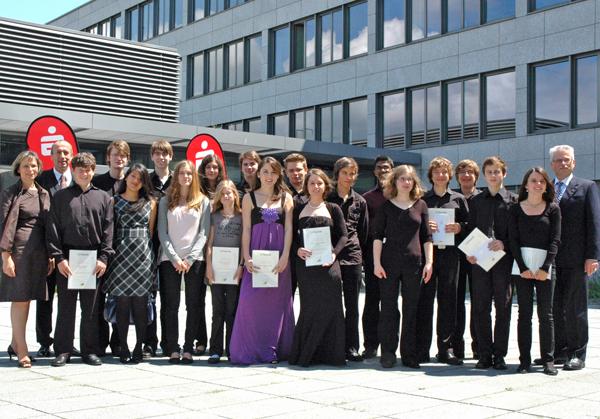 Die Bundespreisträger zusammen mit Sparkassendirektor Klaus Stroh (re.), Oberbürgermeisterin Edith Schreiner und dem Vorsitzenden des Regionalausschusses Rudolf Heidler (v. li.)

Foto: Landratsamt Ortenaukreis