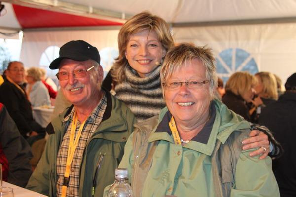 Adelheid Theil mit ihren Fans Erika und Hans Peter Eckert aus Königschaffhausen