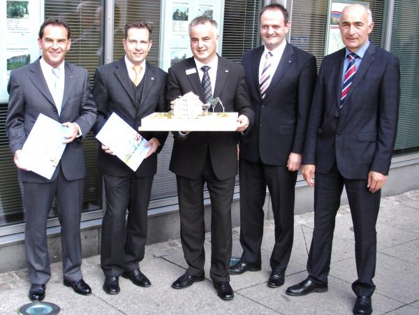 Karl-Heinz Dreher, Michael Maier, Harald Hüglin, Lothar Allgeier und Werner Bürkin (von links) präsentieren das 15. Immobilienforum.