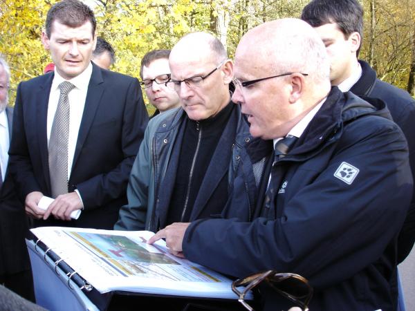 Defizite beim Lärmschutz: Reutes Bürgermeister Michael Schlegel, der Bundestagsabgeordnete Winfried Hermann sowie DB-Vertreter Christoph Jacobi (von links)