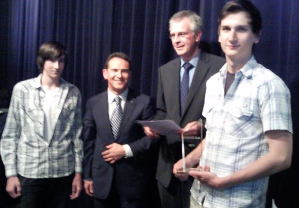 Von links nach rechts: Benjamin Singler(Carl-Helbing-Schule), Karl-Heinz Dreher (Vorstandssprecher Volksbank Breisgau Nord eG), Marcel Reinbold (Carl-Helbing-Schule), Jochen Möller (Bildungsreferent Regierungspräsidium Freiburg).
Bild: CHS