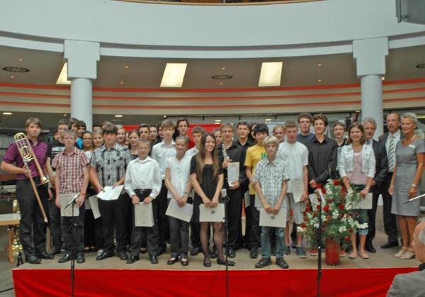 Die Bundespreisträger zusammen mit (v. re.) Brigitte Kopf-Priebe, Bereichsdirektorin Sparkasse Offenburg / Ortenau, dem Vorsitzenden des Regionalausschusses Rudolf Heidler sowie Georg Benz, Dezernent für Bildung, Jugend, Soziales und Arbeitsförderung im Landratsamt Ortenaukreis.

Foto: Landratsamt Ortenaukreis 
