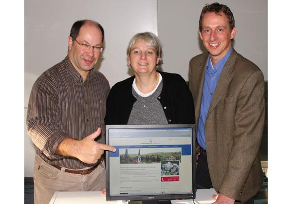 ALLES AUF EINEN KLICK: Ulrich Spitzmüller, Franka Weis und Andreas Tomsche (von links) zeigen die neuen Internetseiten des Kreiskrankenhauses Emmendingen.

Foto: Silke Tebel-Haas – Landratsamt Emmendingen