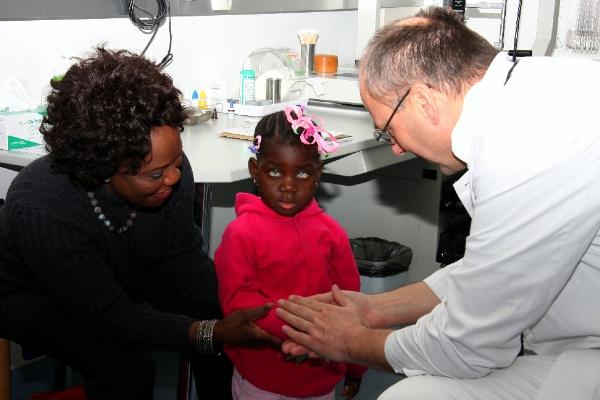 Die kleine Eve Tarr (Mitte) mit Prof. Dr. Thomas Reinhard und ihrer Ärztin Audrein James, die selbst aus Liberia stammt und in Deutschland praktiziert

Bild: Universitätsklinikum