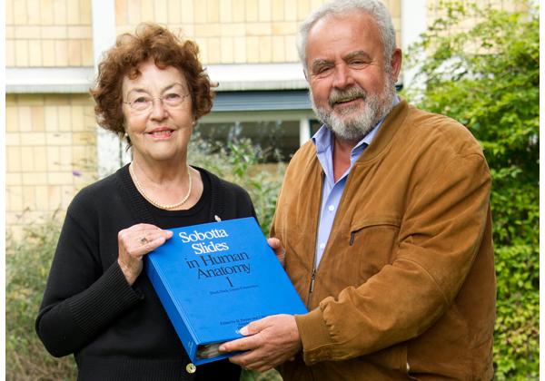 Annette Graw übergibt Dr. Reinhard Erös die Diasammlung von Prof. Jochen Staubesand.