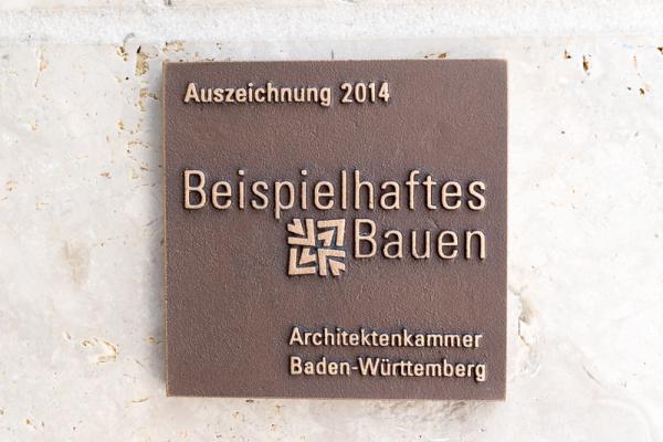 Quartier Unterlinden erhält Architektenpreis "Beispielhaftes Bauen" - Diese Auszeichnungstafeln wurden an den beiden Gebäuden "Sparkasse" und "Solitär" angebracht. 

Bild: FSRM