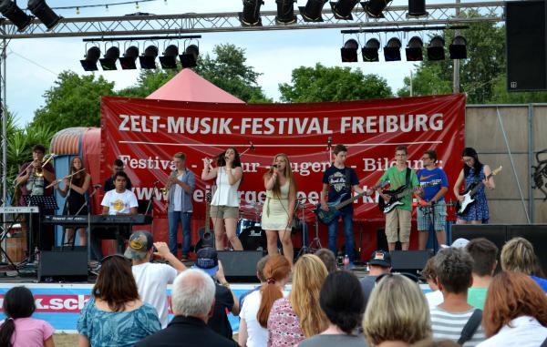 Die mit großem Engagement und in Perfektion vorgetragene Musik riss die rund 200 Zuhörer zu Begeisterungsstürmen hin!