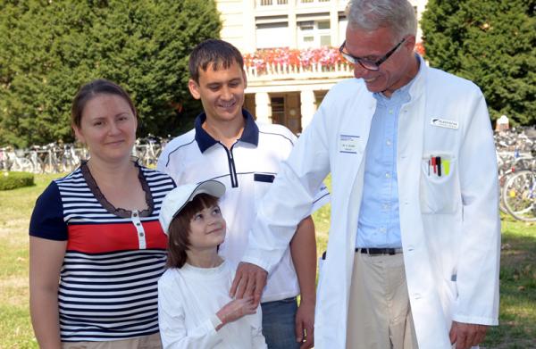 Viktor und seine Eltern freuen sich gemeinsam mit Dr. Horst Zajonc vom Universitätsklinikum Freiburg über die gelungene Operation
Foto: Universitätsklinikum Freiburg   