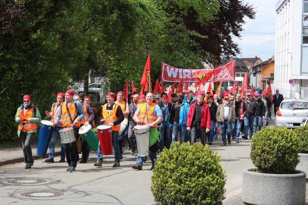 Warnstreik IG Metall Freiburg vor Betriebsgelände Tscheulin in Teningen