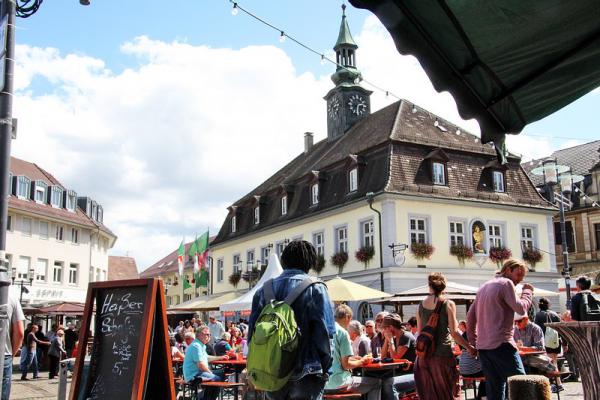 45. Breisgauer Weinfest - Schon am Sonntagnachmittag herrschte reger Betrieb auf dem Festgelände