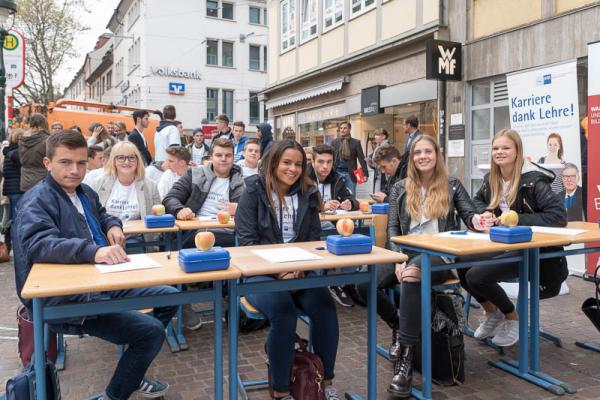 IHK-Aktion in der Freiburger Innenstadt - Mitten im Freiburger Zentrum am Bertoldsbrunnen baute die IHK ein Klassenzimmer auf.