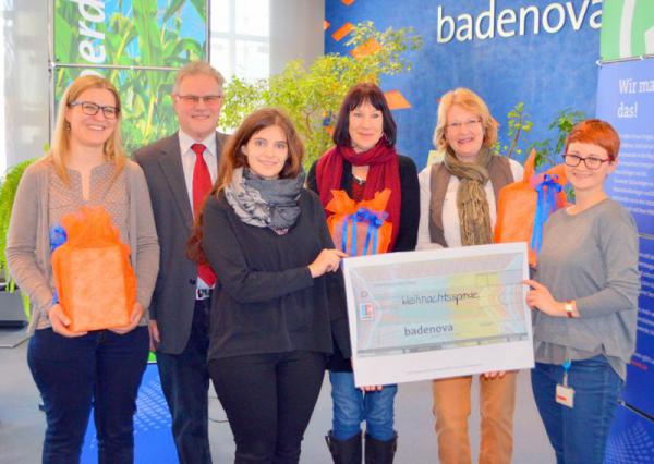 Beatrice Meyer (Leitung Mehrgenerationenhaus Lahr), Hermann Kleinschmidt
(Schriftführer Bezirksimkerverein Lahr), Melissa Zucano (Offene Jugendarbeit
Schlachthof Jugend & Kultur), Marianne Hopf (1. Vorsitzende) und Eva Zlotowski
(Kassenwart) vom Freundes- und Förderkreis Psychiatrische Tagesklinik Lahr e.V.
sowie Melanie Kasper (Badenova-Unternehmenskommunikation) (v.li.). Auf dem Bild
fehlt Wolfgang Künstle vom Medizinischen Dienst Oberrhein e.V.