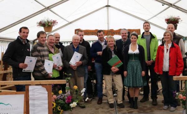 Siegerehrung im Rahmen des Weideabtriebsfestes in Münstertal mit den Preisträgerinnen und Preisträgern sowie Oswald Tröndle (BLHV, 5. v. r.), Bürgermeister der Gem. Münstertal, Rüdiger Ahlers, und Dr. Diethild Wanke, LRA Lörrach, (1. u. 2. v. r.) sowie Holger Wegner (Naturpark, 3.v. r.)

© P. Elsner, BLHV