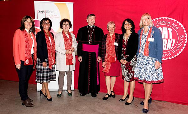 Von links: Mechthild Heil (kfd-Bundesvorsitzende), Marianne Mack (Schirmherrin der kfd-Jubiläumsfeier), Gerlinde Kretschmann (Gattin von Ministerpräsident Winfried Kretschmann), Erzbischof Stephan Burger, Elisabeth Hönig (Geistliche Leiterin der kfd-Diözesanstelle Freiburg), Muhterem Aras (Landtagspräsidentin Baden-Württemberg), Monika Bohn (kfd-Vorsitzende Diözesanverband Freiburg).

Foto: Europa-Park