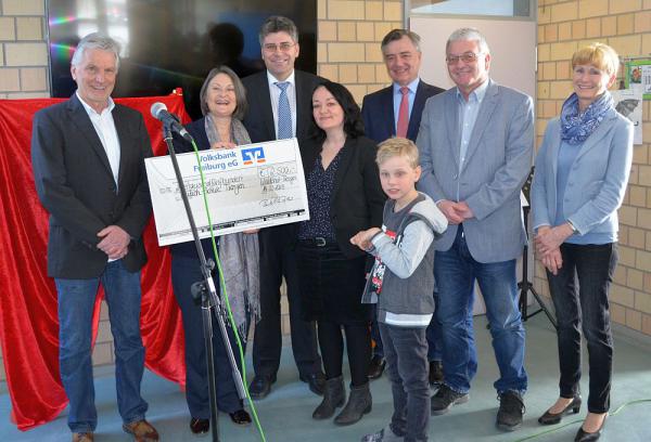 Narrenverbände spendeten für Wutach-Schule für körperbehinderte Kinder in Waldshut Tiengen
Bei der Spendenübergabe (von links): Schulleiter Alexander Lüttin, Regierungspräsidentin Bärbel Schäfer, Landrat Martin Kistler, Melanie Scheuble mit Sohn Jamie (Förderverein), Markus Siebold (Amtsleiter Kreisschulen), Hans-Peter Weber und Gaby Indlekofer (Präsident und Vizepräsidentin Narrenvereinigung Kleggau)

Foto: Melanie Mickley