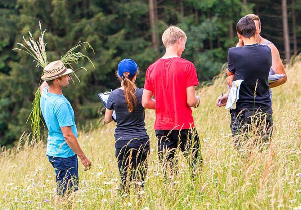 Zweite Schüler-Wiesenmeisterschaft im Naturpark Südschwarzwald 
Die Landwirtschafts-Azubis bei der Begehung einer Bergwiese in Yach

Foto: Naturpark Südschwarzwald e.V.