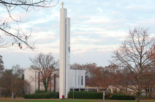 1. Dezember: Kirchbauklassiker wird fünfzig
Die Markuskirche mit ihrem markanten Turm vom Seepark aus gesehen 

Foto: Günter Hammer