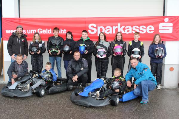 Zehn von zwölf Akteuren stellten sich dem Fotografen: Alexa Buderer. Lars Bühler, Nele Stückle, Lea Kuhn. Marvin Dufner, Jannis Schmidt, Nathan Geisler und Emy Kuhn, zusammen mirt Sportleiter Sebbi Fakler (Hinten v.r.n.l. Vorne (v.r.n.L.)Trainer Kai Stückle, Niels Röttele im Kart, Trainer Tim Röttele, Lenart Röttele im Kart und Jugend-Referent Michael Zick. Bild: Daniela Bühler MSRT Freiamt