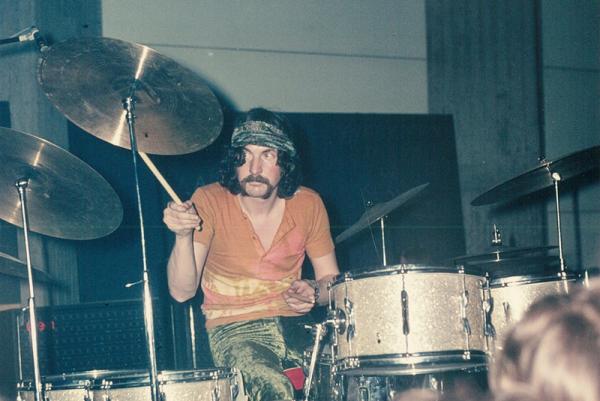 Pink-Floyd-Schlagzeuger Nick Mason bei einem Konzert in den Anfangstagen der Band; die Herkunft des Fotos ist unbekannt. Quelle: Sammlung ZPKM 