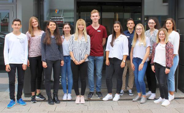 Ausbildungsbeginn für zwölf junge Menschen im Landratsamt Emmendingen.
Von rechts: Arbnora Potoku, Johanna Friebe, Sarah Gerber, Maja Sourd, Simon Ruf, Michelle Mayer (alle Ausbildung Verwaltungsfachangestellte), Julian Biehler und Mayte Hochstein (beide Einführungspraktikum Public Management), Katharina Weiß und Rosalie Multanie (Studium Soziale Arbeit) sowie Deborah Erbe und Domenic Konn (beide Ausbildung Vermessungstechnikerin bzw. –techniker). 

Foto: Landratsamt Emmendingen
