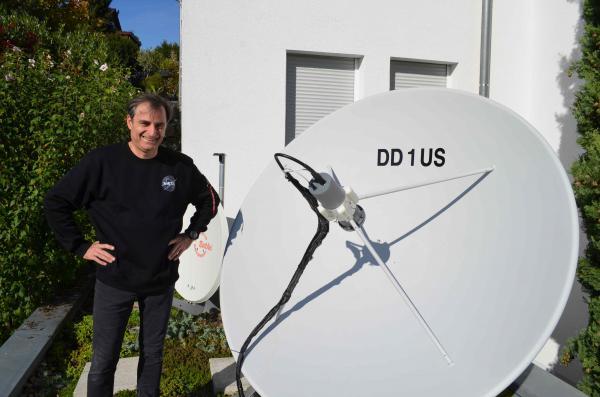 Matthias Bopp, DD1US, mit einer seiner Satellitenantennen.