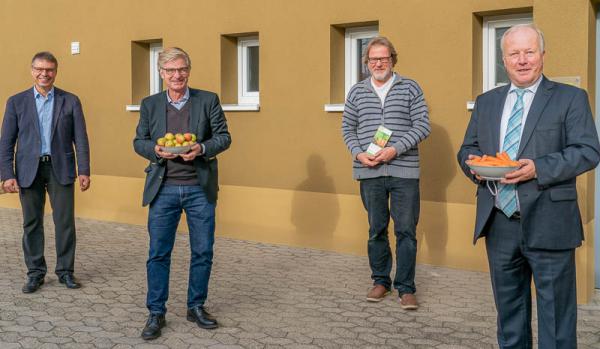 Peter Weiß und Matern von Marshall bei "Bio Service" in Eichstetten - Von links: Bürgermeister Michael Bruder, Bundestagsabgeordneter Matern von Marshall, Geschäftsführer Wolfgang Hees, Bundestagsabgeordneter Peter Weiß.

REGIOTRENDS-Foto: Jens Glade