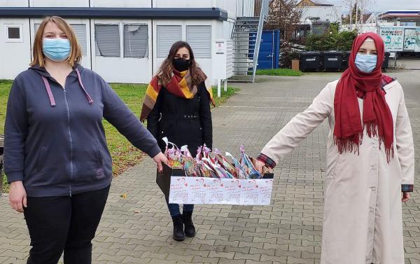 150 Nikolausgeschenke an Kinder - Landratsamt und Stadt Emmendingen unterstützen den Freundeskreis Asyl.
Von links: Janina Brinkmann (Flüchtlingssozialarbeiterin des Landkreises), überbringt gemeinsam mit Sultan Toka-Güney (Zweite Vorsitzende des Freundeskreises) und der ehrenamtlichen Helferin Ranegül Camiz (im Hintergrund), die Nikolausgeschenke in Emmendingen.  

Foto: Stadt Emmendingen - Freundeskreis Asyl Emmendingen e.V.