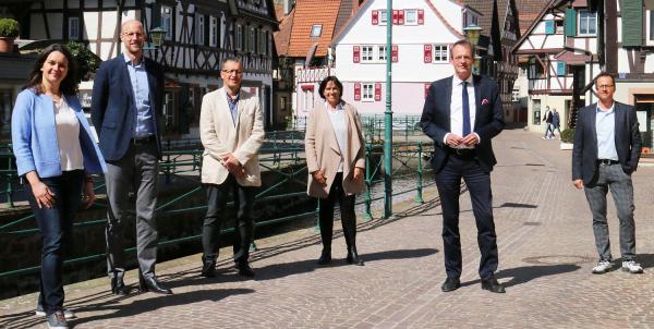 Lokales Aktionsbündnis „Pro Innenstadt“ in Oberkirch gestartet.
Im gemeinsamen Austausch mit allen lokalen Akteuren und unter den teilnehmenden Kommunen aus dem Bereich der IHK „Südlicher Oberrhein“ werden Lösungen für die künftige Innenstadtentwicklung gefunden. 
Von links: Wirtschaftsförderin Nadine Klasen, Alwin Wagner (stellvertretender Hauptgeschäftsführer der IHK), Stadtmarketing-Vorstand Frank Hellstern, Citymanagerin Iris Sehlinger, Oberbürgermeister Matthias Braun und IHK-Handelsreferent Thomas Kaiser.

Foto: Stadt Oberkirch - Ulrich Reich