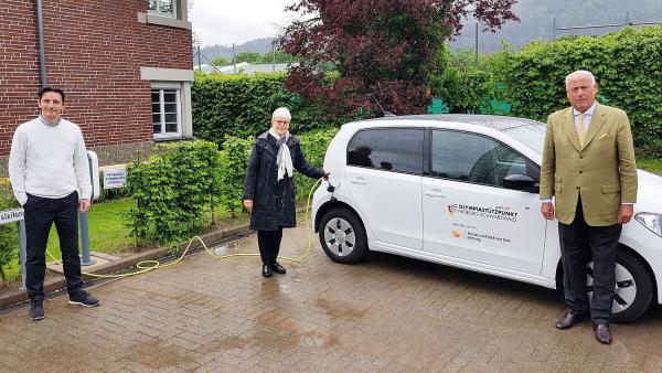 Renate-und-Waltraut-Sick-Stiftung macht Olympiastützpunkt Freiburg-Schwarzwald e-mobil.
Michael Schmid, Renate Sick-Glaser und Gundolf Fleischer (rechts).

Foto: Gesellschaft zur Förderung des Olympiastützpunkts Freiburg-Schwarzwald e.V. - Hans-Ulrich Wiedmann