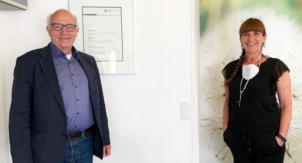 Innovative Gewässerreinigung: Haare als Filter - Grünen-Landtagsabgeordneter Schoch besuchte Haarwerkstatt in Waldkirch.
Anja Kern und Alexander Schoch in der Haarwerkstatt Waldkirch.

Foto: Büro Alexander Schoch