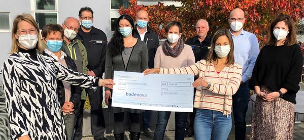 Spendenübergabe
V.li.: Martina Bastian (badenova), Christrun Oelke (FrauenZimmer Freiburg), Dieter Müller (Verein der Freiburger Sonntagskinder), Thomas Hostalek (THW Freiburg), Kristin Höls (Wendepunkt Freiburg), Frederik Hirtz (DLRG Freiburg), Hanne Lerchl (Tierschutzverein Freiburg), Siegfried Keller (THW Freiburg), Yvonne Schweickhardt (badenova), Manuel Schindler und Melanie Däuper (Deutscher Kinderschutzbund Kreis)

Bild: badenova