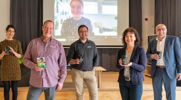 Jugendrat „8er-Rat“ realisierte Mehrweg-Becher-Projekt in Emmendingen - Von links: Sandra König (Agentur Aufwind, Malterdingen), Kilian Jörg (Jugend und Soziales Stadt Emmendingen), Katharina Schuldt (Projektbeteiligte des 8er-Rats per Stream zugeschaltet), Muhammet Yilmaz (Jugend und Soziales Stadt Emmendingen), Wirtschaftsförderin Petra Mörder, Oberbürgermeister Stefan Schlatterer. 

REGIOTRENDS-Foto: Jens Glade