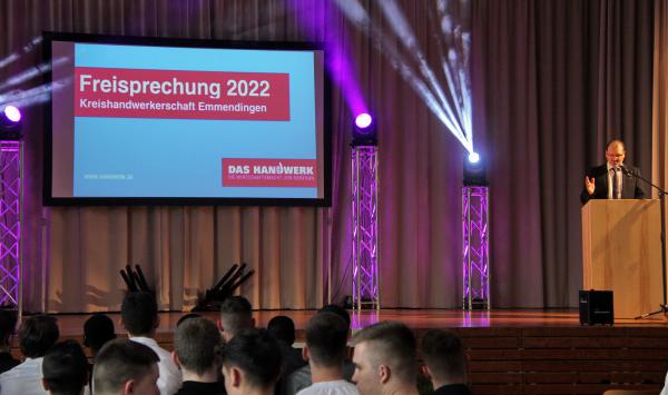 Kreishandwerkerschaft Emmendingen sprach in der Elzhalle in Emmendingen-Wasser 64 Junghandwerker frei

REGIOTRENDS-Foto: Reinhard Laniot