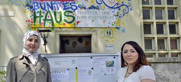 Rucksackprojekt. Rana Al Habet (Elternbegleiterin) und Ayse Atas (Bereichsleitung Kita des Stadtteil- und Familienzentrums Buntes Haus). 

Foto: Stadt Offenburg