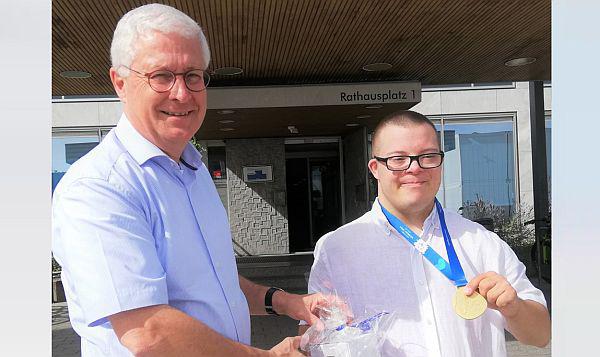 Max Schumann aus Weil am Rhein holte Titel bei Special Olympics.
Stolz präsentiert Max Schumann die Goldmedaille der deutschen Special Olympics - Oberbürgermeister Wolfgang Dietz empfing den erfolgreichen Judoka im Rathaus.

Foto: Stadtverwaltung Weil am Rhein - Bähr