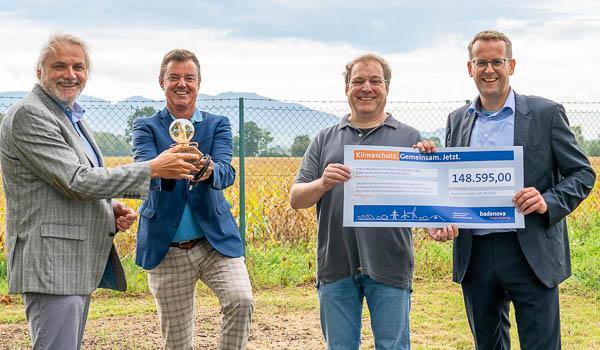 Projekt Grundwassermanagement in Staufener Bucht in Hartheim mit Klimaheldenpreis ausgezeichnet.
Von links: Martin Lindenlaub (Landratsamt Breisgau Hochschwarzwald, Sachgebiet Grundwasserschutz), Bürgermeister Volker Kieber (Bad Krozingen), Stephen Schrempp (GIT Hydros Consult) und Badenova-Vorstand Heinz-Werner Hölscher.

REGIOTRENDS-Foto: Jens Glade