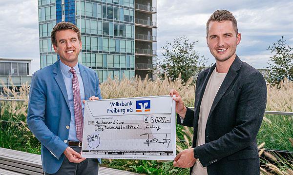 Volksbank Freiburg spendet für Multifunktionscourt im FT-Sportpark.
Alexander Jacobs (Leiter Vorstandsstab der Volksbank Freiburg, links) und Peter Gerspach (Geschäftsführer FT).

Foto: Volksbank Freiburg