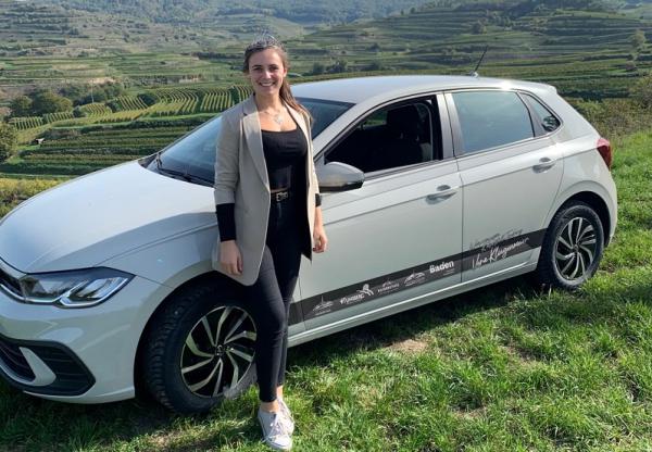 Vera Klingenmeier, amtierende Bereichsweinprinzessin für die Bereiche Kaiserstuhl und Tuniberg, nahm beim Autohaus Wolf in Vogtsburg-Schelingen ihren weißen VW Polo entgegen

Bild: Manuel Flubacher