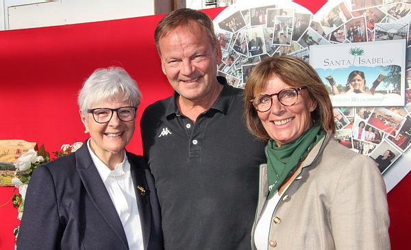 Charity-Flohmarkt in der Gärtnerei beim Europa-Park

Die frühere Landesministerin Gerdi Staiblin (links), Ortenau-Landrat Frank Scherer bei Marianne Mack und ihrem „Santa Isabel e.V.“-Team 

REGIOTRENDS-Foto: Reinhard Laniot