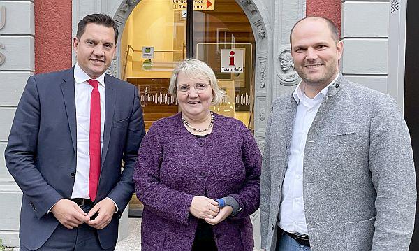 Oberbürgermeister von Waldkirch appelliert an Bund.
Von links: Die beiden parlamentarischen Geschäftsführer der SPD-Bundestagsfraktion Johannes Fechner und Katja Mast sowie Oberbürgermeister Roman Götzmann.

Foto: Büro Johannes Fechner