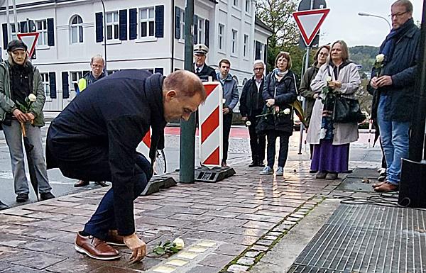 Oberbürgermeister Jörg Lutz legt zum Gedenken eine Rose in der ehemaligen Herrenstraße 10 nieder.

Foto: Stadt Lörrach/Stefan Heigl
