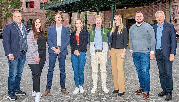 Drei Auszubildende des Europa-Park zählen zu Besten ihres Fachs.
Roland (links) und Jürgen Mack (rechts) gratulierten gemeinsam mit Jan-Luca Bachmann (Stellvertretender Direktor HR & Organisation, Zweiter von rechts) sowie den Ausbildungsleiterinnen Annabelle Galm (Zweite von links) und Cynthia Ziegler (Dritte von rechts) den Auszubildenden David Gehlert (Dritter von links), Chloé Duffner (Vierte von links) und David Lang (Vierter von rechts) zum erfolgreichen Ausbildungsabschluss.

Foto: Europa-Park 