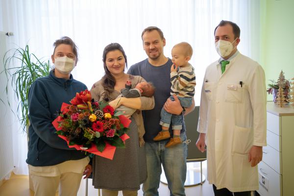 Glückliche Familie: Levi ist die 2000. Geburt am Universitätsklinikum im Jahr 2022. Auch Cäcilie Fey (links), Leitende Hebamme und Prof. Ingolf Juhasz-Böss (rechts) freuen sich stellvertretend für das gesamte Team der Klinik für Frauenheilkunde über die Geburt.
Bildrechte: Universitätsklinikum Freiburg