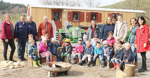 Naturgruppe und Kindergarten in Oberkirch freuten sich über Feuerschale.
Kinder und Erwachsene freuten sich gleichermaßen über die großzügige Spende der Schlepperfreunde.
Karin Walter (Leiterin des Kindergartens „St. Wendel“) mit der Naturgruppe, Josef Brandstätter und Manfred Busam (beide von den Renchtäler Schlepperfreunden), Ortsvorsteher Konrad Allgeier, die Erziehrinnen Nadja Serr, Patricia Huber und Gina Zink sowie von Seiten des Elternbeirats Nicole Wiedmann und Sonja Schweiger.

Foto: Ulrich Reich - Stadt Oberkirch