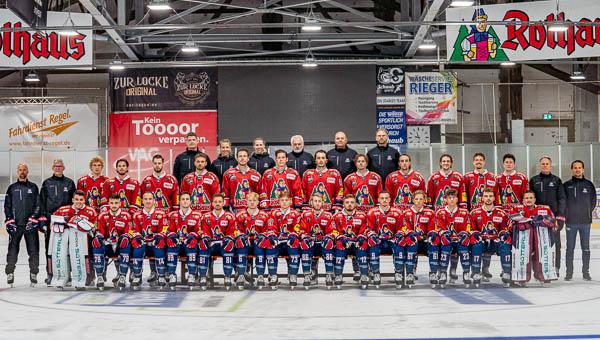 Das ist das DEL2-Team des EHC Freiburg für die Saison 2023/2024.
Hintere Reihe: Physiotherapeut Joans Wolfert, Physiotherapeutin Desirée Wiegel, Physiotherapeutin Mareike Klein, Betreuer Paul Maier, Betreuer Otmar Heilmann, Physiotherapeut Daniel Klein.
Mittlere Reihe: Torwarttrainer Lukas Smolka, Co-Trainer Sami Lehtinen, Philipp Wachter, Parker Bowles, Sebastian Hon, Mick Hochreither, Jesse Roach, Alex Roach, Markus Gretz, Shawn O'Donnell, Marvin Neher, Sameli Ventelä, Valentino Klos, Dante Hahn, Cheftrainer Timo Saarikoski, Sportlicher Leiter Peter Salmik.
Vordere Reihe: Luis Benzing, Calvin Pokorny, Simon Danner, Nick Master, Chris Billich, Lennart Otten, Ludwig Nirschl, Alexander De Los Rios, David Makuzki, Nikolas Linsenmaier, Niclas Hempel, Paul Bechtold, Konstantin Bongers, David Zabolotny.
Nicht auf dem Bild: Patrik Červený.

Foto: Jens Glade / Internetzeitung REGIOTRENDS