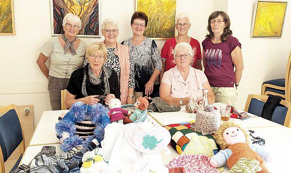 Handarbeitsgruppe aus Lahr spendete für Stadtmühle.
Die Handarbeitsgruppe der Stadtmühle unterstützt seit vielen Jahren soziale Projekte und Anliegen. 
Von links, stehend: Barbara Blay, Uschi Voll, Maria Bossler, Helga Reibel und Agnes Steer; sitzend: Gabi Ehret und Margret Eble.

Foto: Stadt Lahr