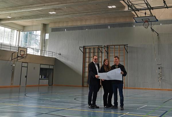 Zufrieden mit der Innenraumsanierung der Fécamphalle zeigen sich der Leiter des Gebäudemanagements, Werner Wohner, sowie die Projektverantwortlichen Katarina Pfaff und Stefan Matt.

Foto: Stadt Rheinfelden
