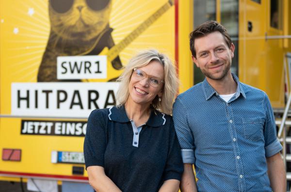 Das SWR1 Team um Stefanie Anhalt und Corvin Tondera-Klein ist mit dem mobilen Hitparadenstudio unterwegs und freut sich in Ravensburg, Ulm, Schwäbisch Hall, Sinsheim und Freiburg auf Begegnungen mit SWR1 Hörer:innen.
© SWR/Jochen Enderlin